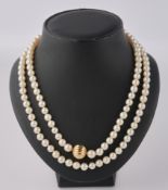 Perlenkette, endlos, mit goldener Zierkugel, 148 Perlen ø je 6 - 8 mm, Gesamtlänge ca. 120 cm