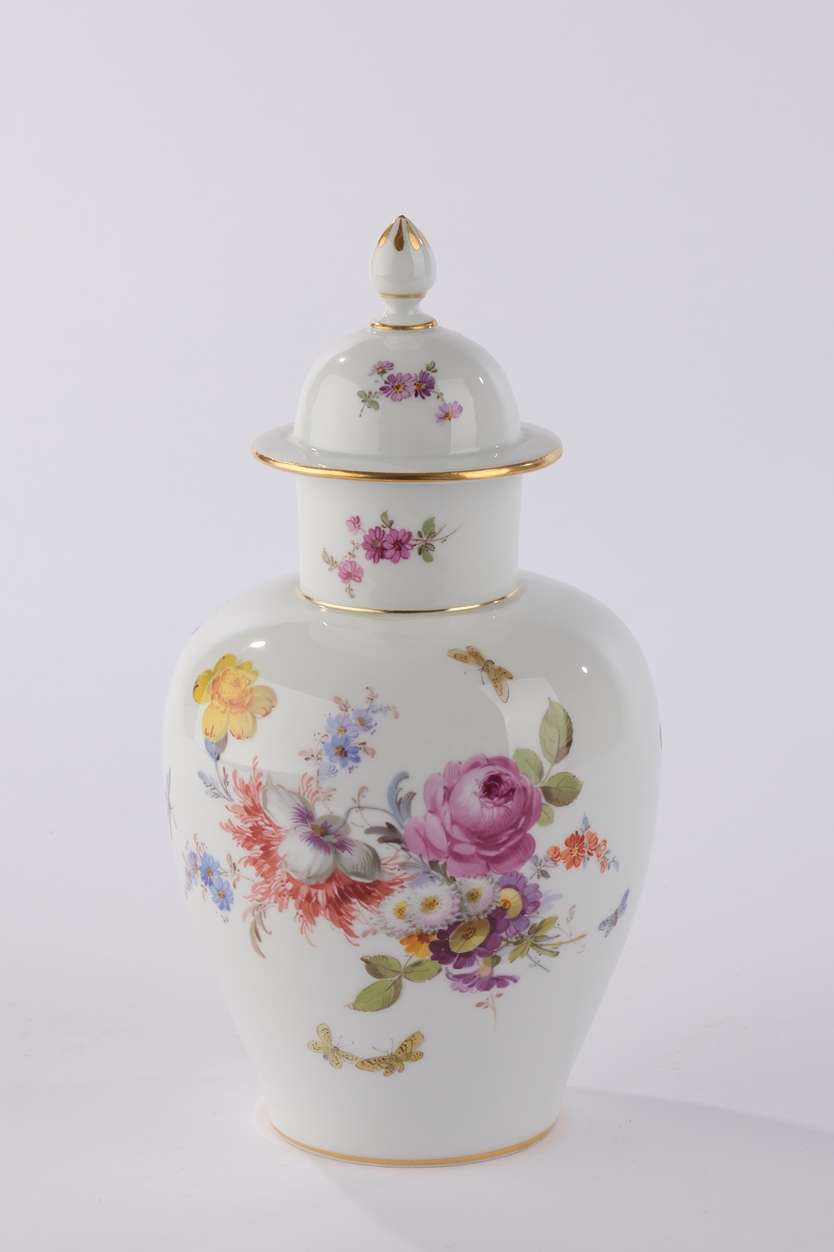 Deckelvase, Meissen, Schwertermarke, 1850-1924, 1. Wahl, Balusterform, bunte Blumen, Insekten und V - Image 2 of 3