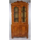 Eckvitrine, Biedermeier, Norddt., um 1835, Esche, 2-teiliger Korpus, Aufsatz mit Vitrinentüren, 226