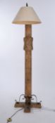 Stehlampe, deutsch, 1951, Otto Hitzberger (1878-1964), Holz mit figuraler Flachschnitzerei, datiert