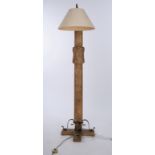 Stehlampe, deutsch, 1951, Otto Hitzberger (1878-1964), Holz mit figuraler Flachschnitzerei, datiert