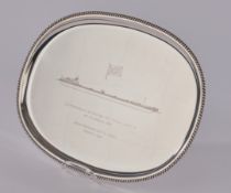 Platte, Silber 835, Wilkens, oval, Kordelrand, Spiegel mit gravierter Schiffabbildung und Widmung "
