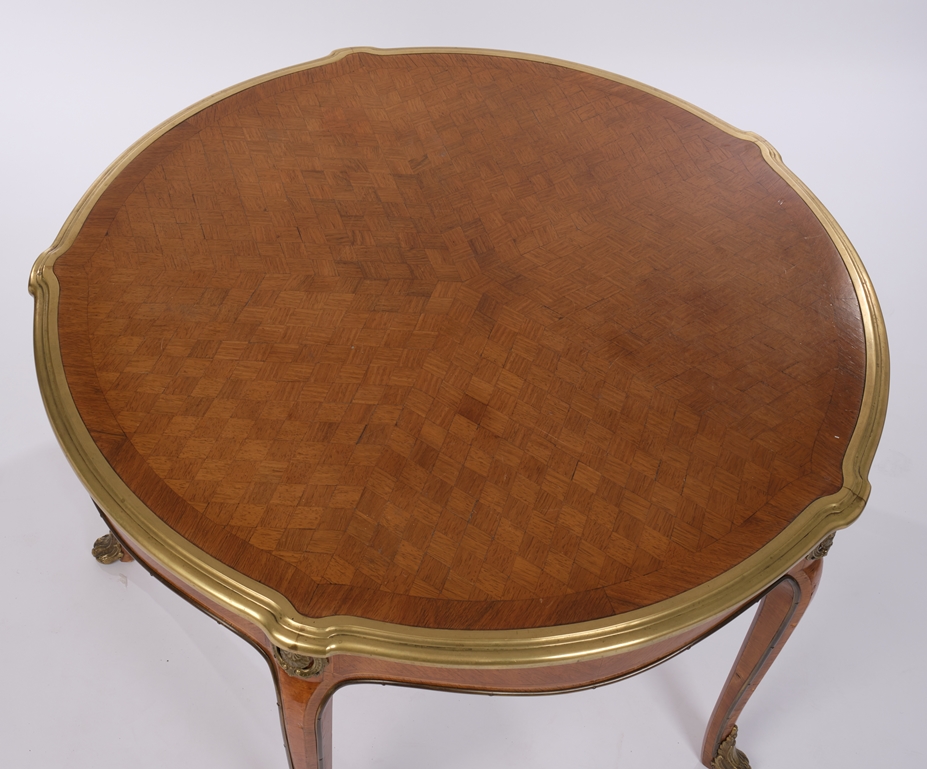 Saloon table, Lysberg & Hansen, Denmark, 20th century, walnut, round top with diamond marquetry on  - Image 3 of 4