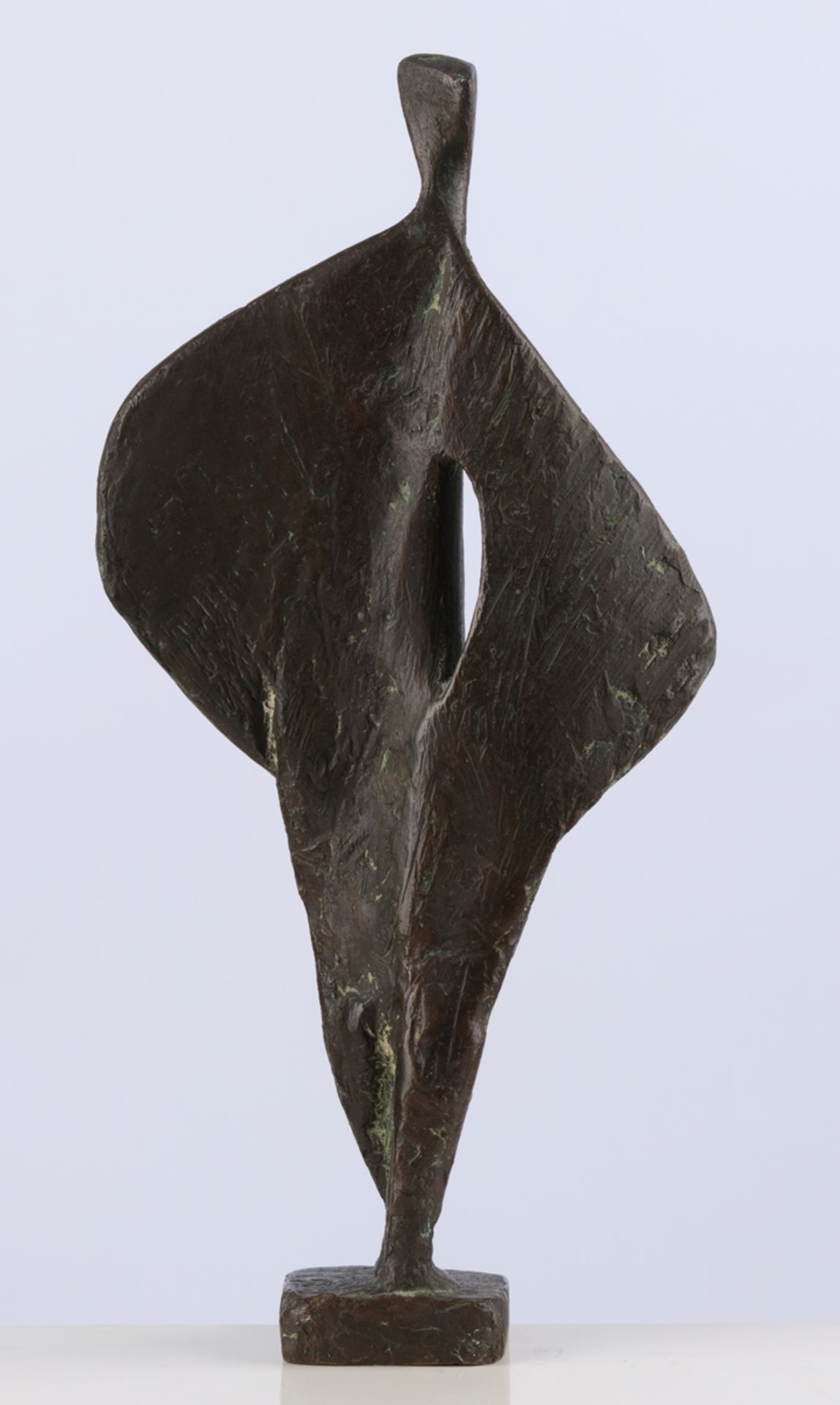 Bronze, braun patiniert, "Engel", unleserlich auf der Plinthe monogrammiert, 32.3 cm hoch - Bild 3 aus 5