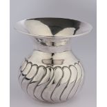 Vase, Silber 999, deutsch, gebauchte Wandung mit gedrehten Zügen, ausgestellte Mündung, 14 cm hoch,