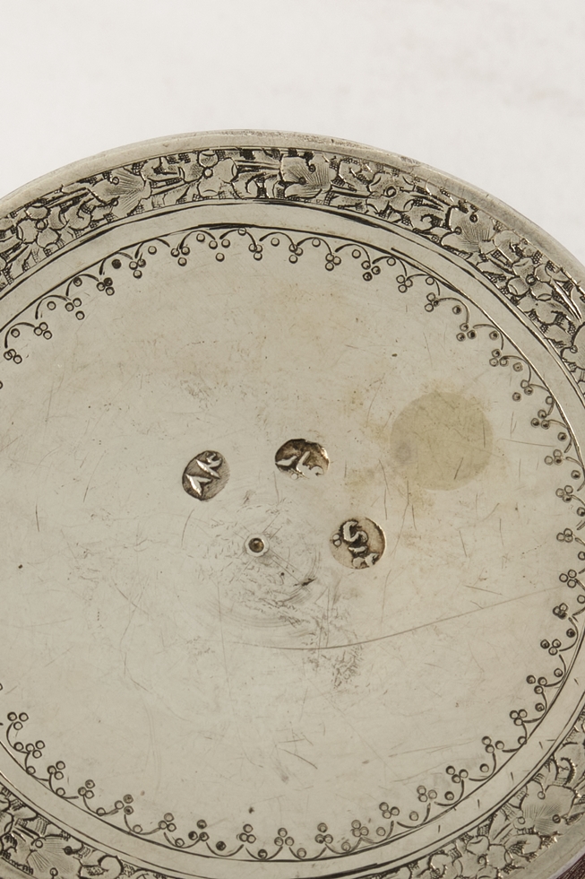 Deckeldose, Silber, Orient, 19./20. Jh., Ornamentdekor, 3.5 cm hoch, ø 6.8 cm, ca. 90 g - Image 3 of 3