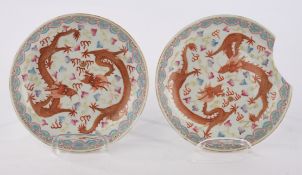 Drachenschale, China, 19./20. Jh., Porzellan, flache Schale von saucer-Form, famille-rose-Dekor, zw