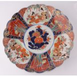 Platte, Japan, 19. Jh., Porzellan, Imari-Dekor, wechselnde Reserven mit Figurenszene und Reiher im