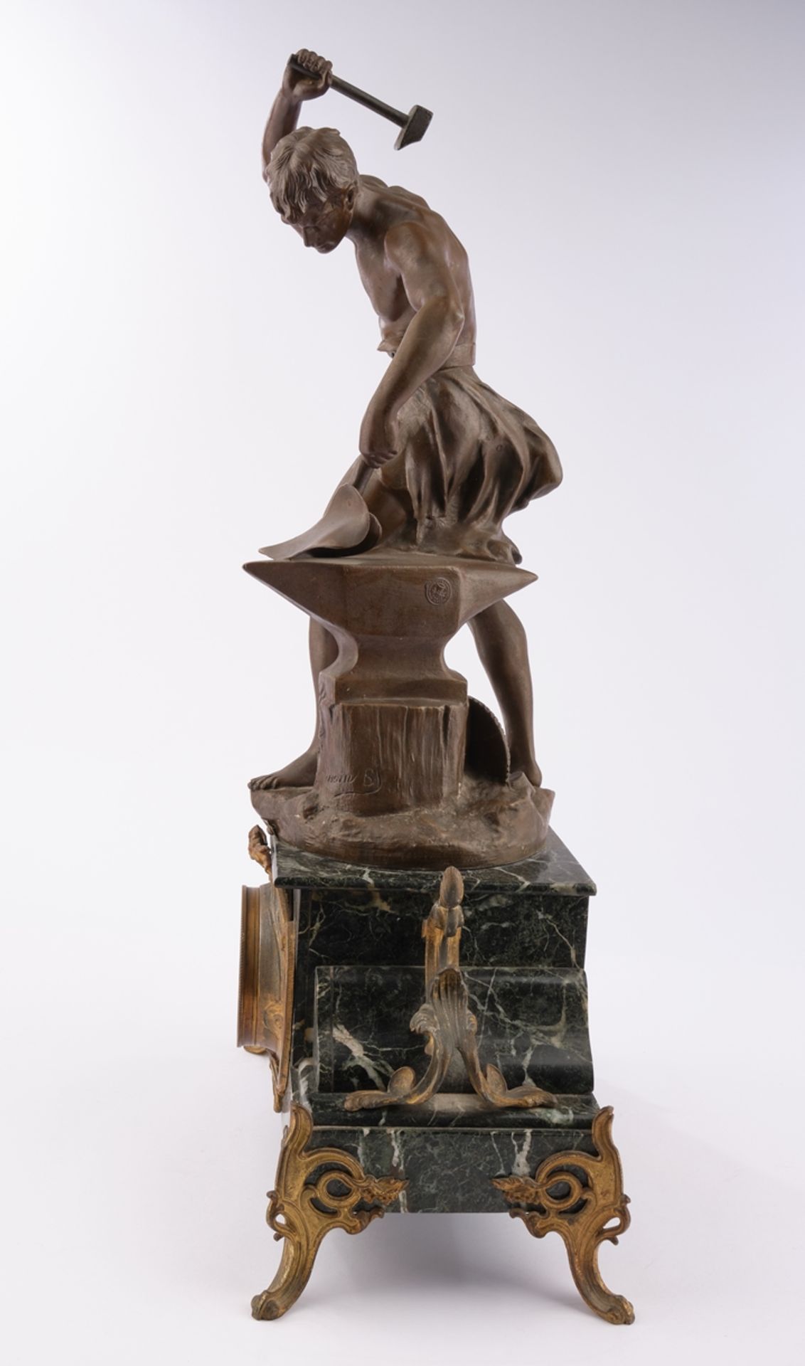 Figurenpendule, "Forgeron de la Paix", mit 2 Beistellern, Frankreich, Anfang 20. Jh., dunkelgrüner - Image 5 of 10