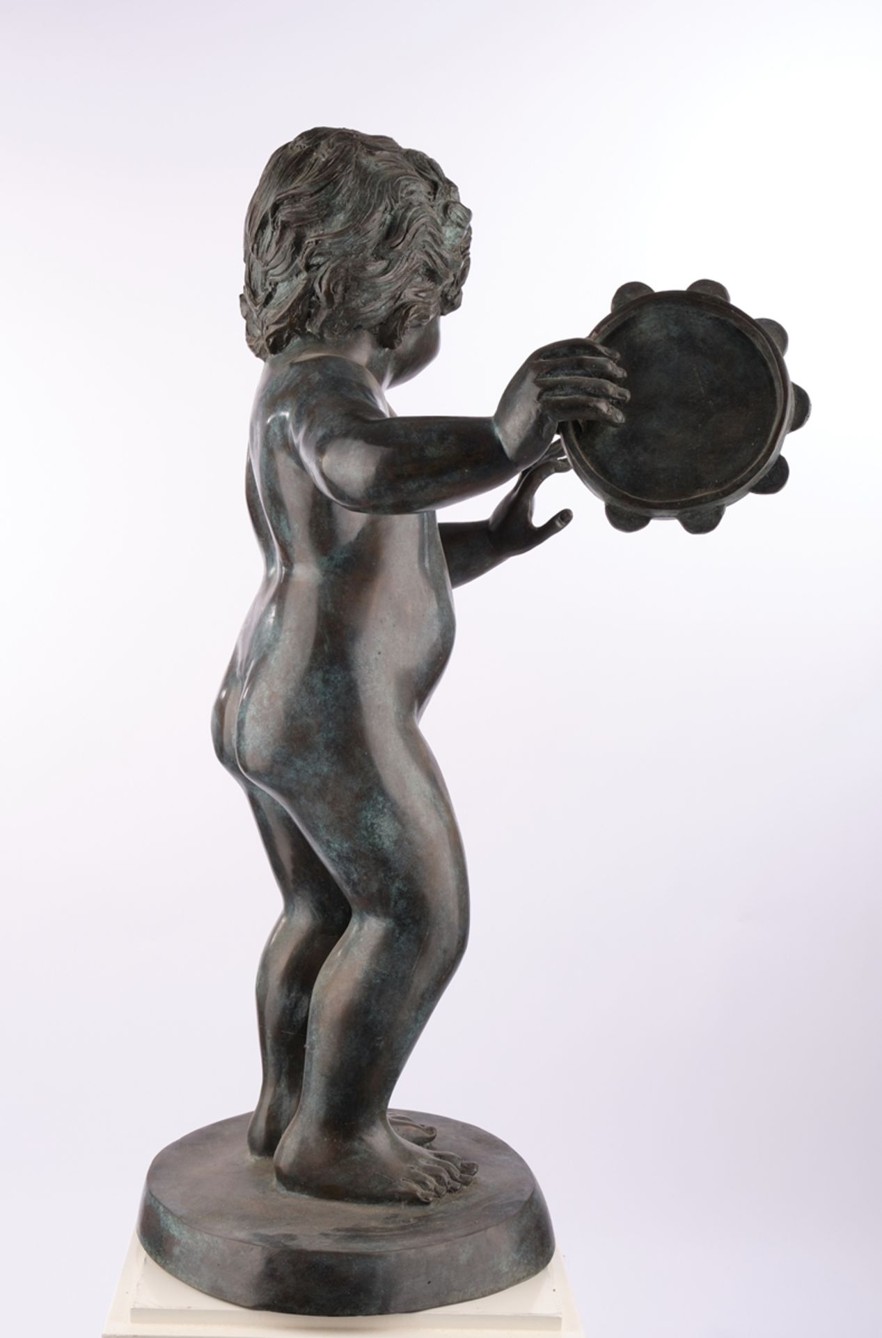 "Musizierender Putto", Bronze, 19./20. Jh., 78 cm hoch - Bild 3 aus 4