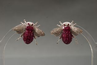 Paar Ohrstecker, mit Clipsicherung, 'Insekt', WG 750, Brillanten zus. ca. 0.42 ct., etwa w/vs-si, R