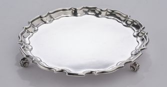 Salver, Silber 925, London, 1900, Reid & Sons, glatter Spiegel, gegliederter Profilrand, auf drei V