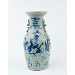 Balustervase, China, 19. Jh., Porzellan, Blau-Weiß-Dekor über seladonfarbenem Grund, schauseitig sp