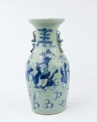 Balustervase, China, 19. Jh., Porzellan, Blau-Weiß-Dekor über seladonfarbenem Grund, schauseitig sp