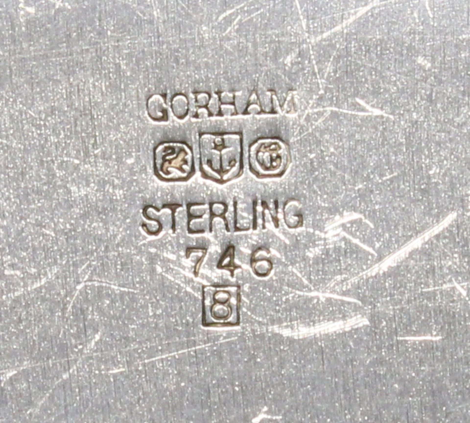 Unterteller, Silber 925, Gorham, Fahne und Profilrand mit Rankenrelief, ø 26.5 cm, ca. 430 g, Kratz - Bild 2 aus 2