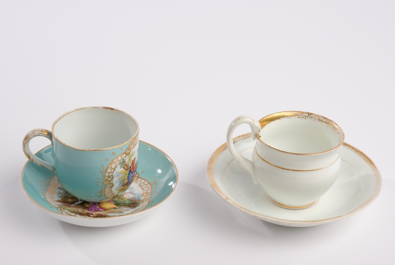 Tasse mit Untertasse, Meissen, Schwertermarke, 1850-1924, 2. Wahl, farbige Watteau-Reserven, hellbl