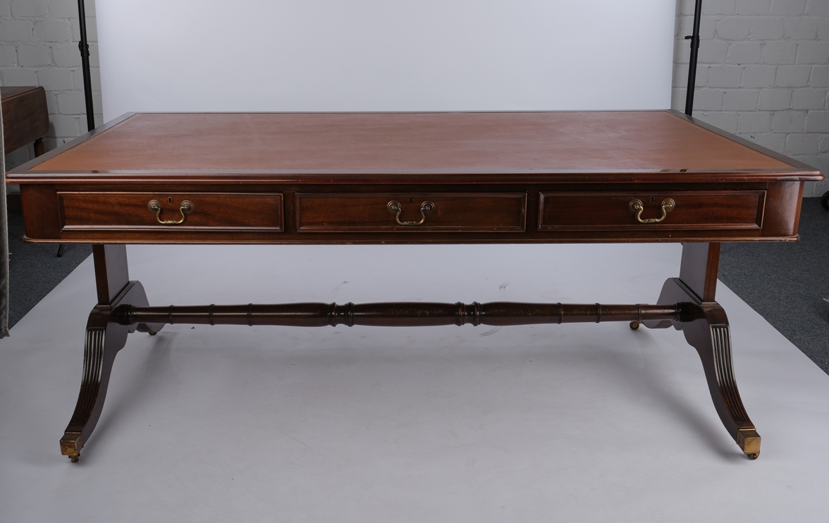 Partners Desk, Regency-Stil, England, 20. Jh., Mahagoni, Korpus mit goldgeprägter Lederauflage und - Image 6 of 6