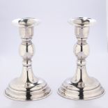 Paar Kerzenleuchter, Silber 925, deutsch, Tülle über kurzem Balusterschaft, getreppter Rundfuß, je