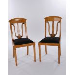Paar Stühle, Biedermeier-Stil, um 1920, Birke furniert, Lehne mit stilisiertem Lyra-Motiv, dunkler