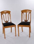 Paar Stühle, Biedermeier-Stil, um 1920, Birke furniert, Lehne mit stilisiertem Lyra-Motiv, dunkler 