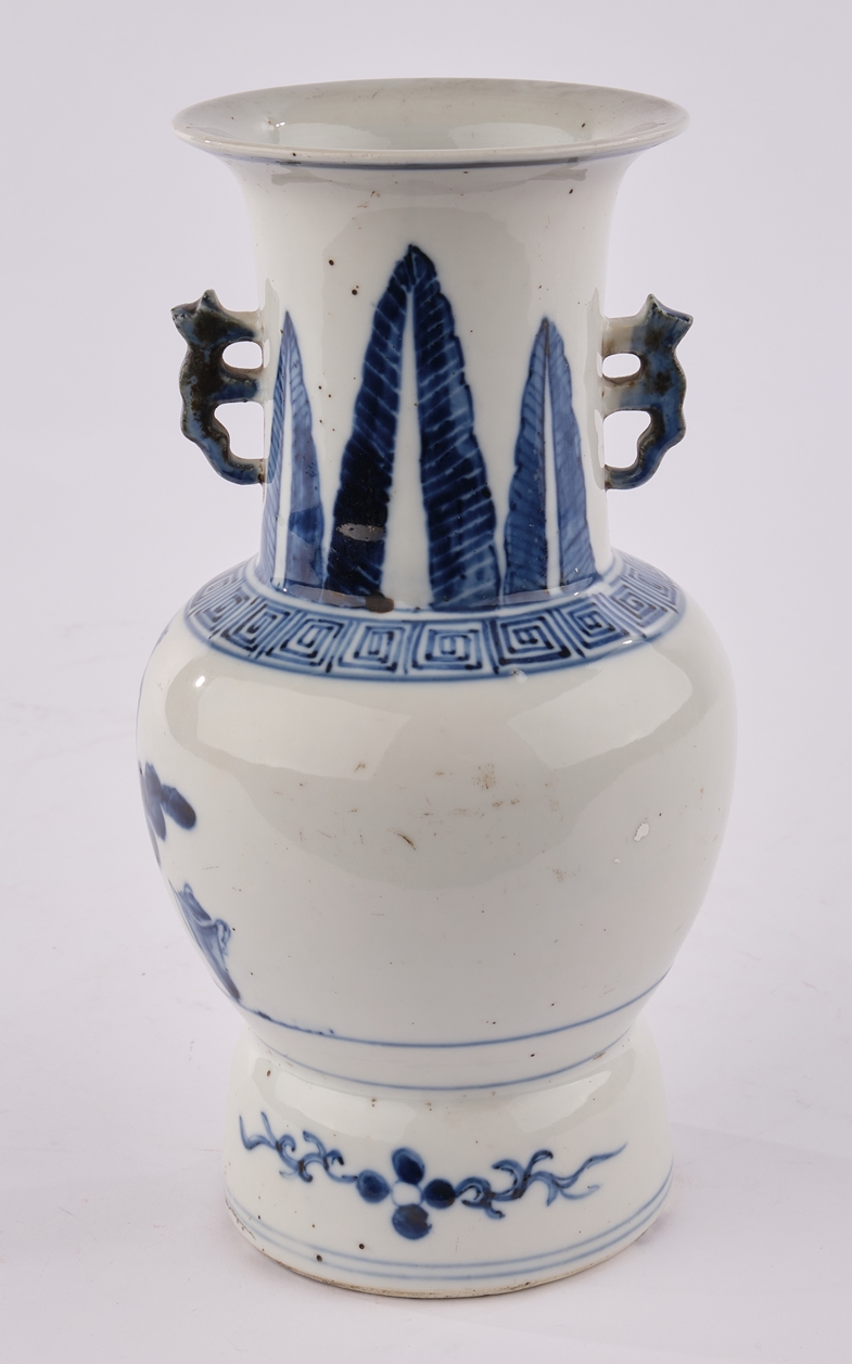 Henkelvase, China, 19. Jh., Porzellan, blau-weißer Dekor mit Antiquitäten, Hals mit Lanzettblättern - Image 2 of 2