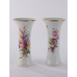 Vase, Meissen, Schwertermarke, 1850-1924, 1. Wahl, konisch eingezogen, bunte Blumenbuketts und Inse