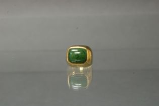 Ring, GG 750, Jade-Cabochon, ca. 13 x 10 mm, 11 g, RM 15