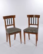 Paar Stühle, Biedermeier, um 1820, mit ebonisiertem Lehndekor, gestreifter Polsterbezug
