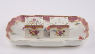 Tintengeschirr, 3-tlg., Meissen, Schwertermarke, 18. Jh., bunte Blumenmalerei, purpurne Mosaikbordü