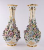 Paar Prunkvasen, Porzellan, um 1900, ungemarkt, plastische bunte Blumen, Goldzier, vierpassige Flas