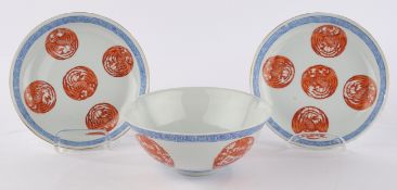 3 Schalen, China, 19./20. Jh., Porzellan, 2x flache Schalen von saucer-Form, dekoriert mit fünf zu 