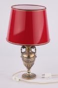 Tischlampe, 20. Jh., versilberter Vasenfuß, einflammig, elektrifiziert, roter Lichtschirm, 44 cm ho