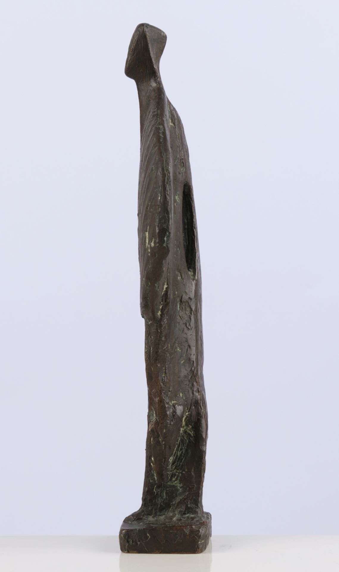 Bronze, braun patiniert, "Engel", unleserlich auf der Plinthe monogrammiert, 32.3 cm hoch - Bild 4 aus 5