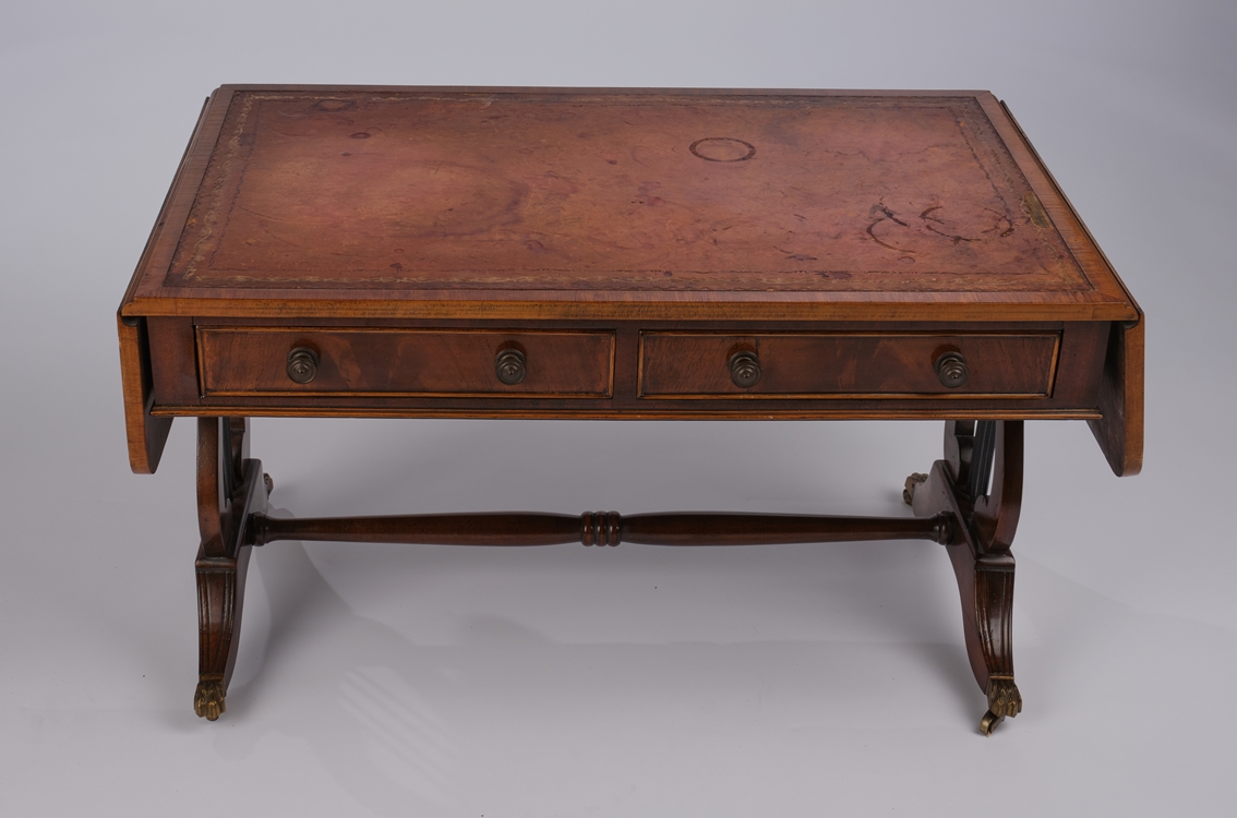 Drop Leaf Table, England, um 1900, Mahagoni, Korpus mit goldgeprägter Lederauflage und ausklappbare