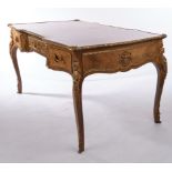 Bureau Plate im Louis XV-Stil, wohl Frankreich, 20. Jh., Nussbaum u.a., Platte, Zarge und Beine je