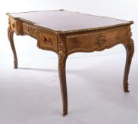 Bureau Plate im Louis XV-Stil, wohl Frankreich, 20. Jh., Nussbaum u.a., Platte, Zarge und Beine je 