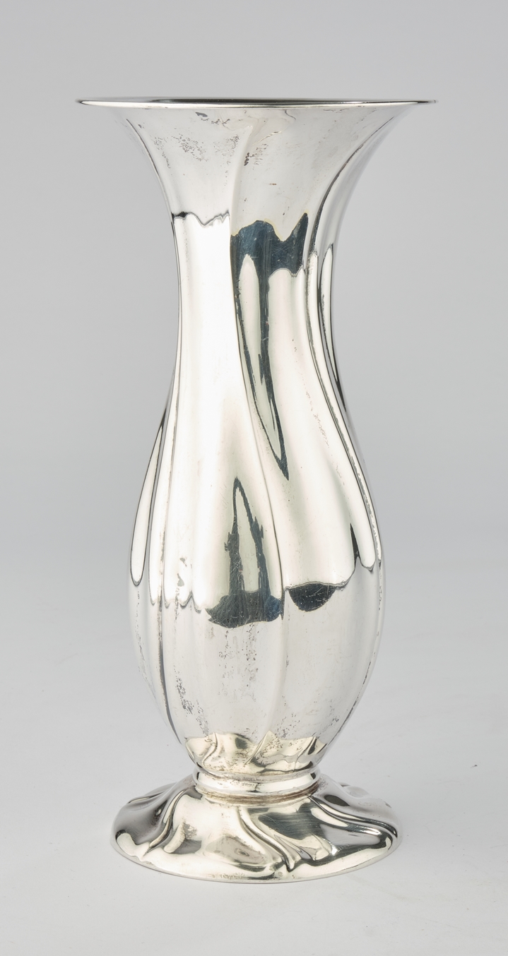 Vase, Silber 835, deutsch, Balusterform mit gedrehten Zügen, 23.5 cm hoch, ca. 245 g, gering gedell