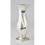 Vase, Silber 835, deutsch, Balusterform mit gedrehten Zügen, 23.5 cm hoch, ca. 245 g, gering gedell