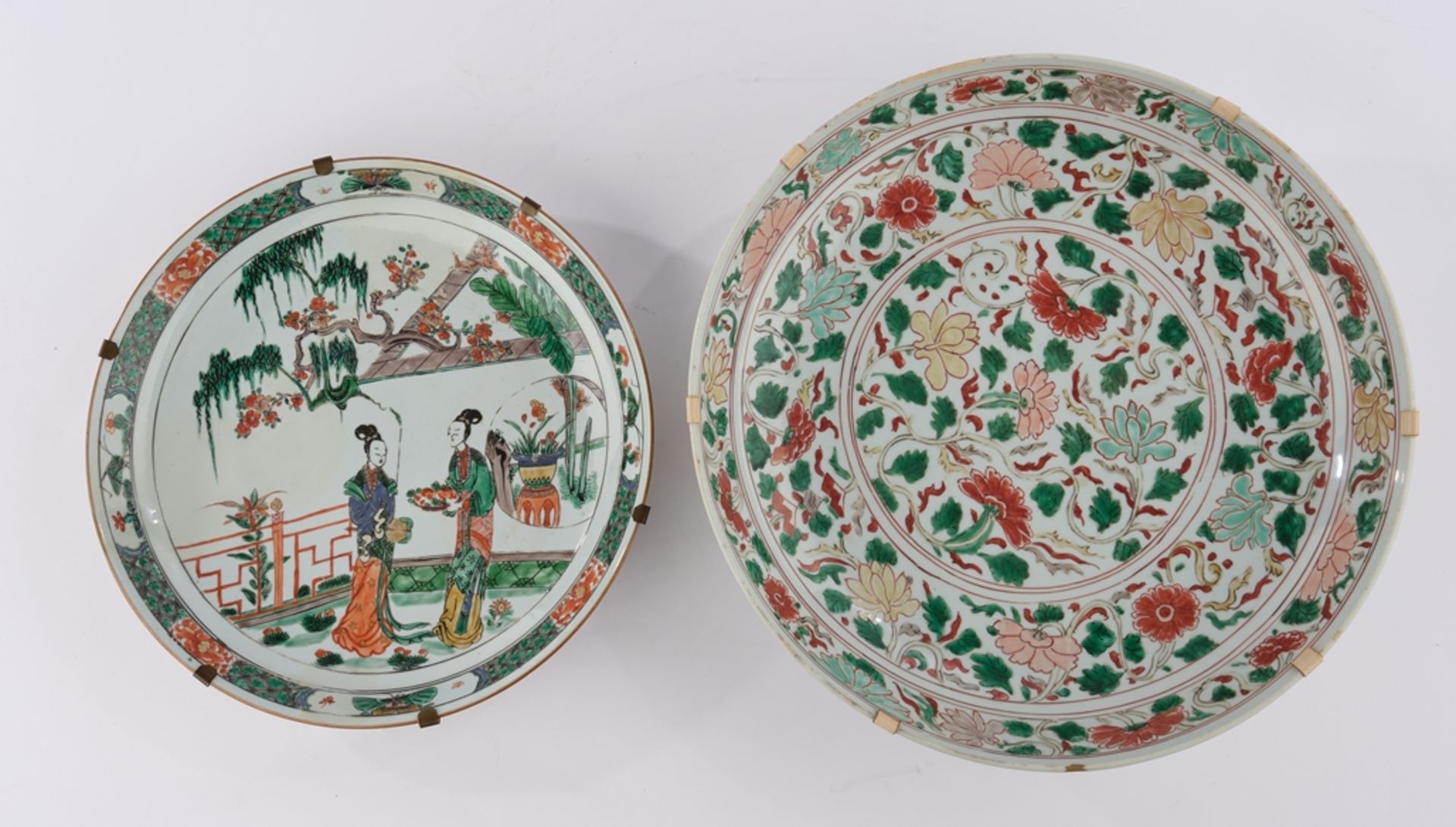 Große Wucai-Schale, China, Kangxi-Periode (1662-1722), Porzellan, Saucer-Form auf doppeltem Fußring