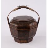 Speisebehälter, China, 20. Jh., Bambus, Holz, Metall, polygonal, Reste von Goldbemalung, 34 cm hoch