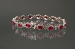 Armband, WG 750, Brillanten zus. ca. 3.75 ct., etwa tw/vsi-si, 16 oval facettierte Rubine zus. ca. 