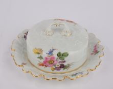 Butterdose, Meissen, Schwertermarke, 1. Wahl, Form Schwanenservice, bunte Blumen und Insekten, Gold