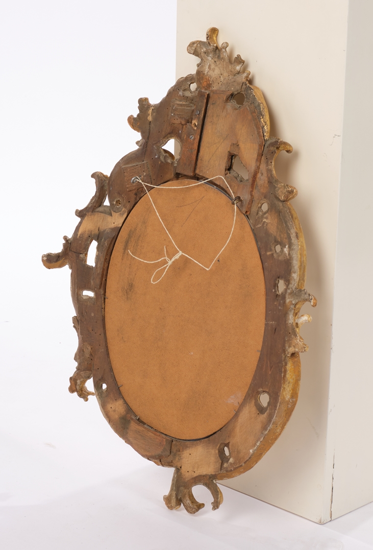 Höfischer Rokoko-Spiegel, Mitte 18. Jh., geschnitzter und vergoldeter Rahmen in Rocaillenform, durc - Image 2 of 2
