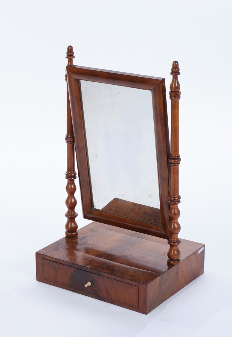Psyche / Tischspiegel, Mitte 19. Jh., Nussbaum furniert, horizontal kippbarer Spiegel auf rechtecki