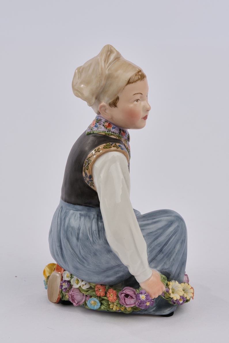 Porzellanfigur, "Junge von Amager", Royal Kopenhagen, Modellnummer 12414, polychrom und goldstaffie - Image 4 of 5