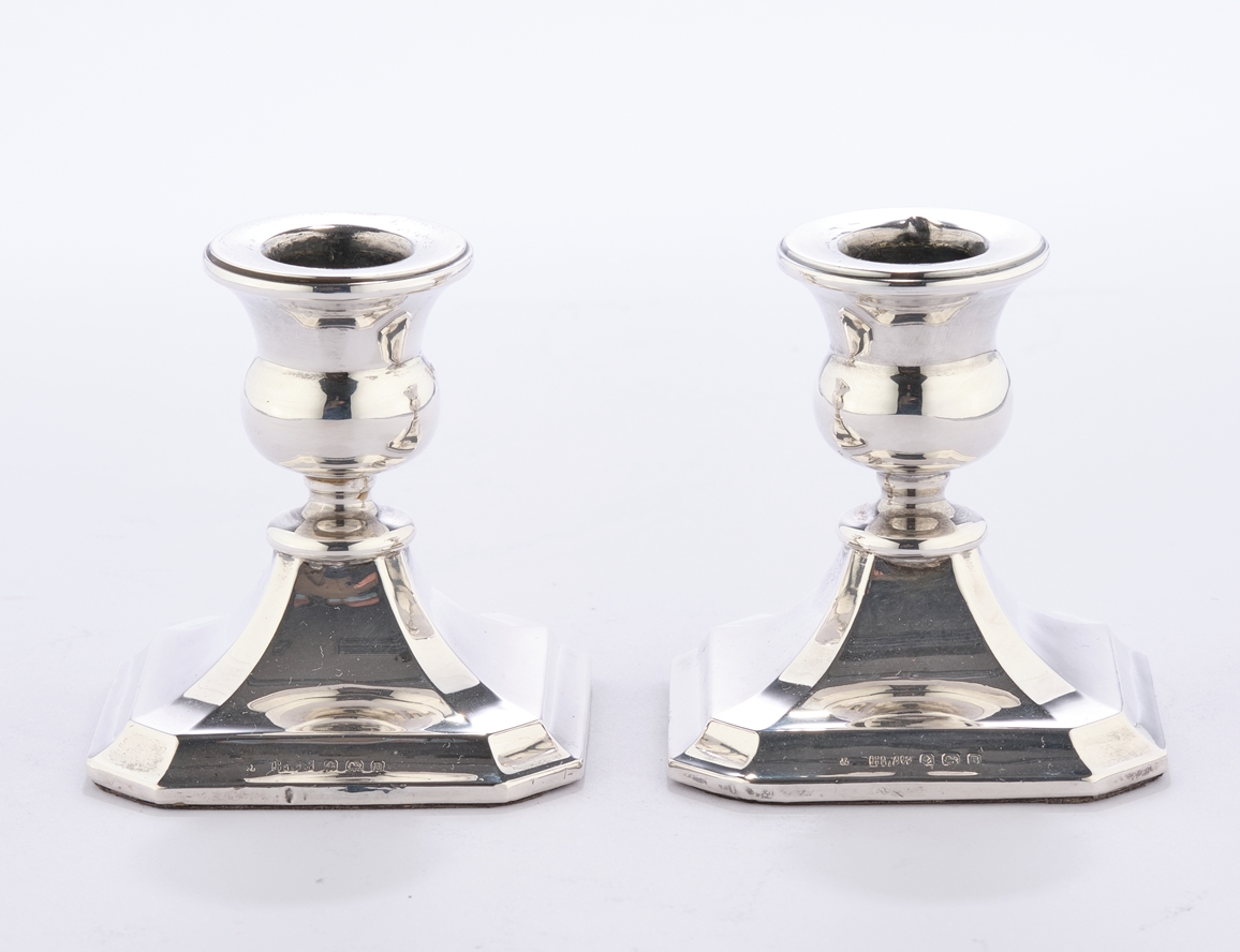 Paar Kerzenhalter, Silber 925, Birmingham, 1926, Henry Williamson Ltd., vasenförmige Tülle auf okto