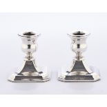 Paar Kerzenhalter, Silber 925, Birmingham, 1926, Henry Williamson Ltd., vasenförmige Tülle auf okto