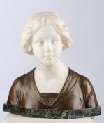 Büste, "Junges Mädchen, zur Seite schauend", weißer Alabaster und Bronze braun patiniert, auf Socke