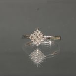 Ring, WG 750, 9 Diamanten zus. ca. 0.31 ct., etwa tw-w/vsi, Princesscut, 2 g, RM 17