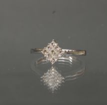 Ring, WG 750, 9 Diamanten zus. ca. 0.31 ct., etwa tw-w/vsi, Princesscut, 2 g, RM 17